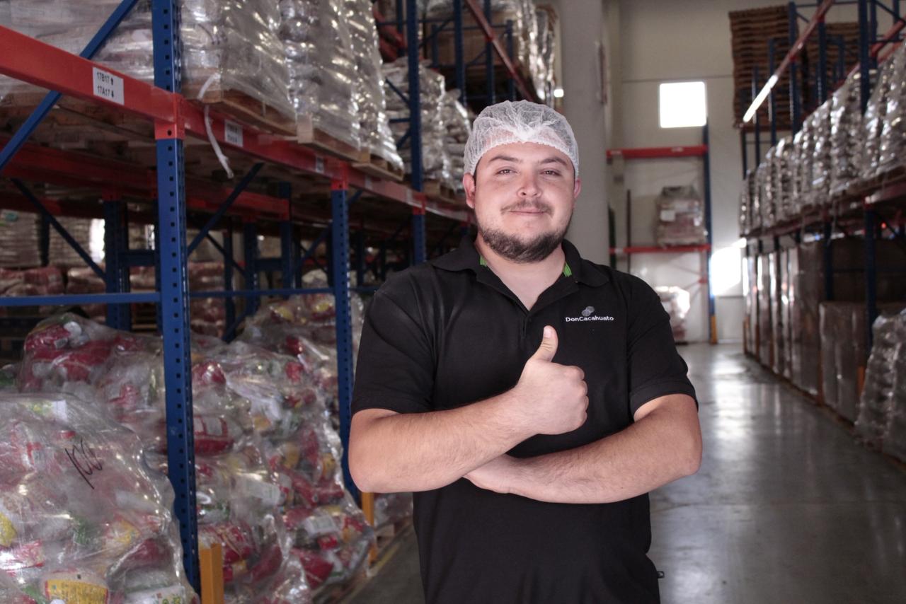 Distribuye Don Cacahuato alimentos a cada rincón del país