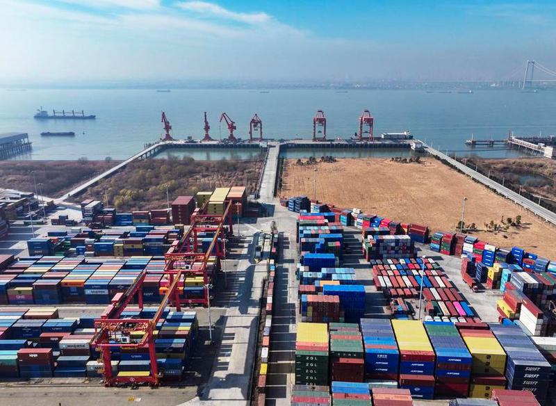 (Multimedia) Titulares de Xinhua: Resistente comercio exterior de China se expande en 2025 en medio de dificultades globales